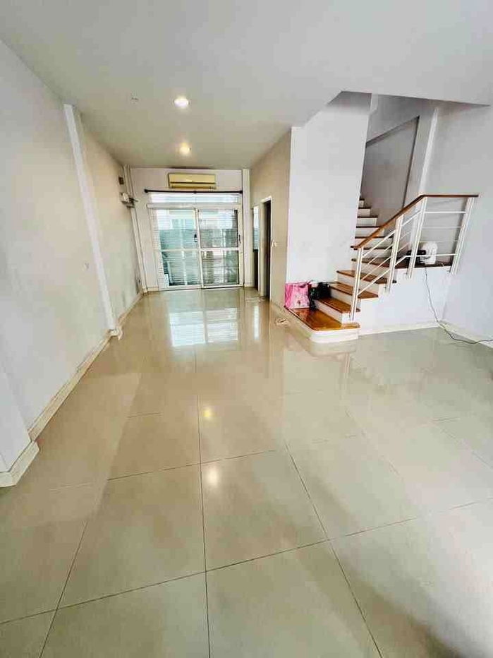 picture 1 B1035 3-storey townhouse, Baan Klang Muang Urbanian Rama 9-Lat Phrao, Soi Lat Phrao 84 - 3/10