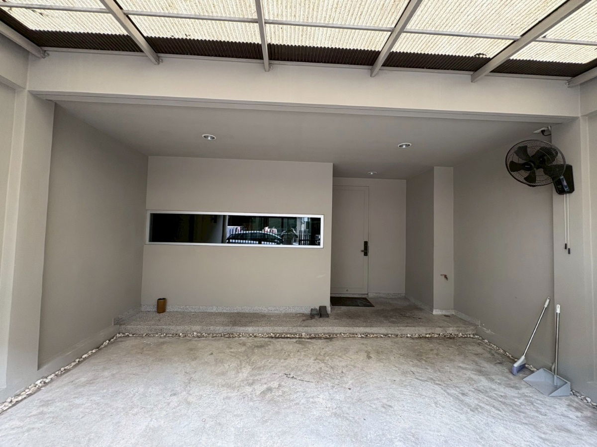 picture Townhome for rent at Noble Cube Pattanakran on Pattanakarn Road, near Thonglor. Beautiful, fully furnished. - 5/9