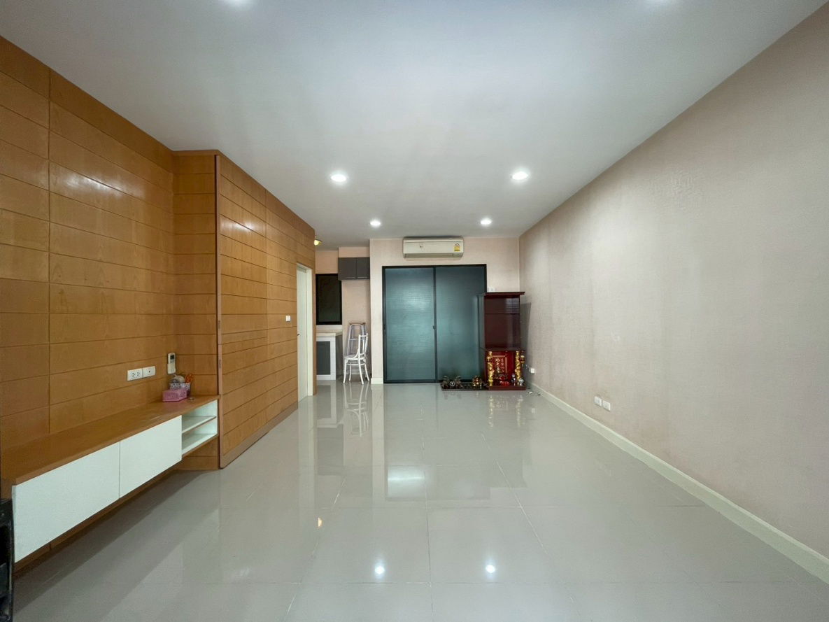 picture For Rent: Baan Klang Muang Rama 9 – Ramkhamhaeng 3-storey townhouse with full functionality in a prime and convenient location - 2/18