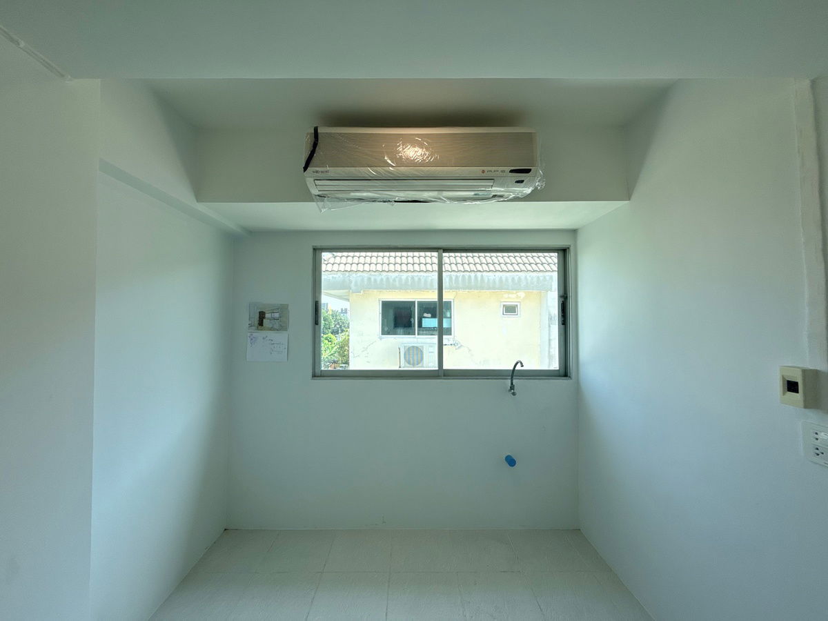 picture Urgent sale! Very cheap! Very large room! J.W. Place - 5/10