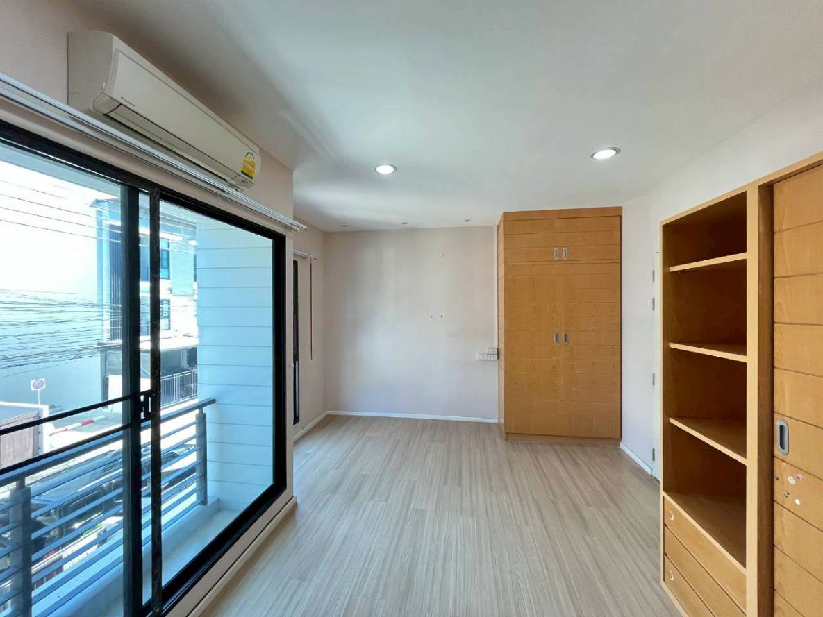 picture For Rent: Baan Klang Muang Rama 9 – Ramkhamhaeng 3-storey townhouse with full functionality in a prime and convenient location - 8/18