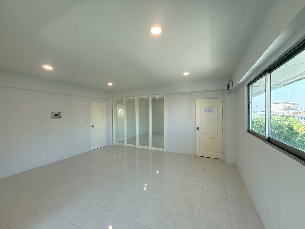 picture Urgent sale! Very cheap! Very large room! J.W. Place - 1/10