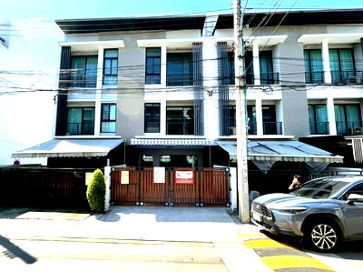 Townhouses for rent Wang Thonglang : For Rent: Baan Klang Muang Rama 9 – Ramkhamhaeng 3-storey townhouse with full functionality in a prime and convenient location