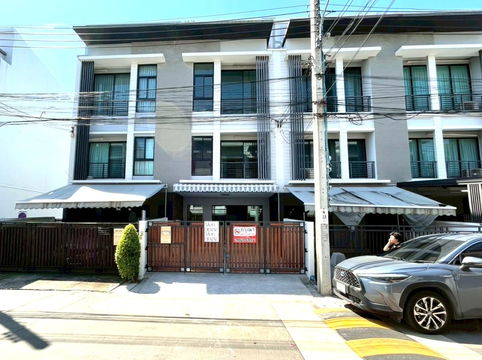 For Rent: Baan Klang Muang Rama 9 – Ramkhamhaeng 3-storey townhouse with full functionality in a prime and convenient location
