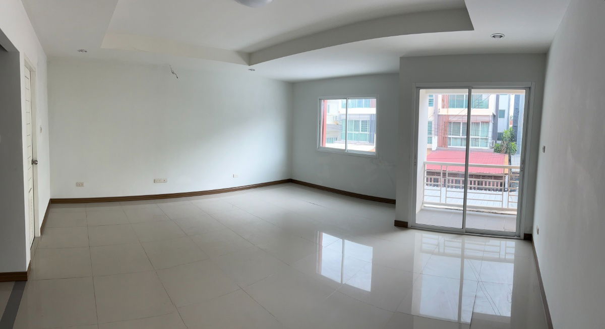 รูป ขายบ้านทาวน์โฮม 3 ชั้น ทำเลเยี่ยม! ใกล้ รร.บดินทรเดชา เพียง 950 เมตร - รูปที่ 32/39