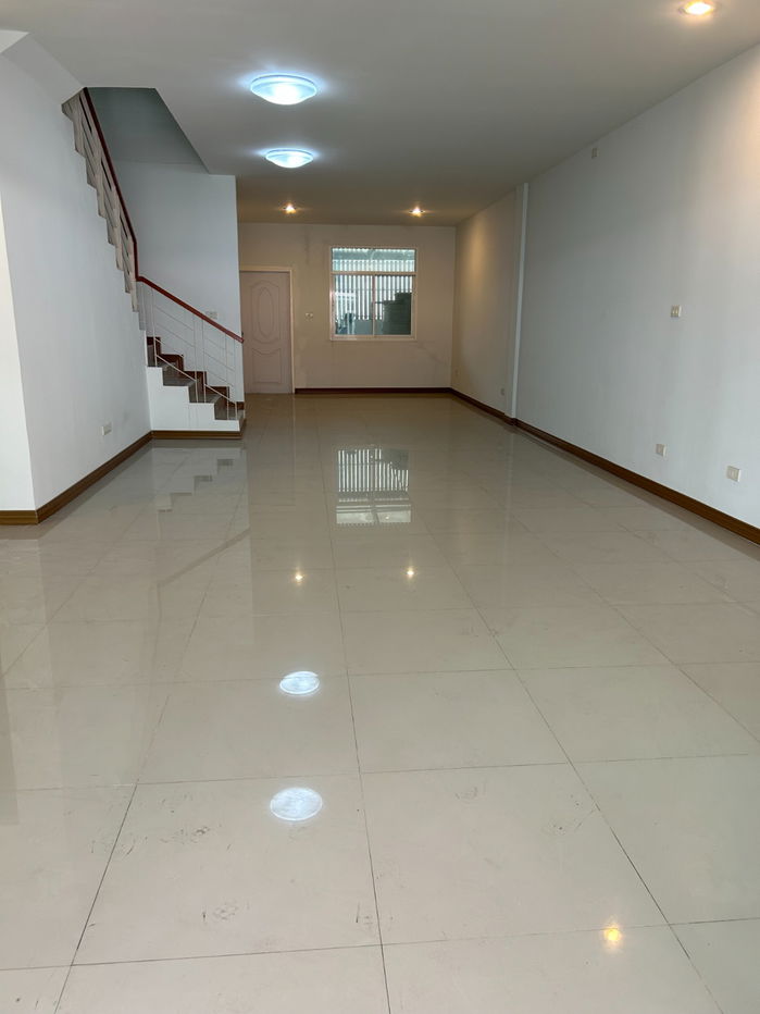 รูป ขายบ้านทาวน์โฮม 3 ชั้น ทำเลเยี่ยม! ใกล้ รร.บดินทรเดชา เพียง 950 เมตร - รูปที่ 5/39