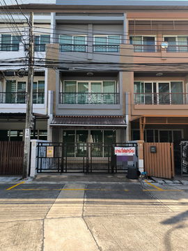 For rent, 20,000 baht/month. 3-story townhouse in Klang Muang Village, Suksawat. Near the BTS and Home Pro Suksawat.