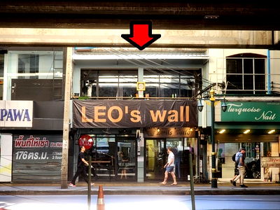 ขายอาคารพาณิชย์ : ขายอาคารพาณิชย์ 2 ชั้น ปรับปรุงใหม่ ติดถนนสุขุมวิท และ BTS/MRT อโศก ขนาด 20 ตรว ตรงข้าม Terminal 21