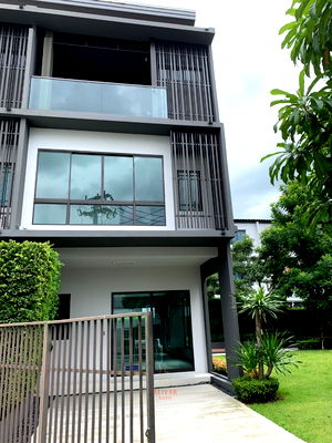 Townhouses for rent Lat Phrao : RH115025 Townhome for rent, 3 floors, 3 bedrooms, with garden area at LANDMARK EKAMAI-RAMINDRA
