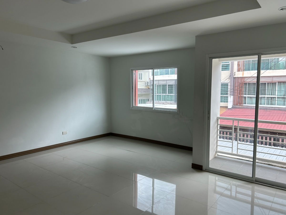 รูป ขายบ้านทาวน์โฮม 3 ชั้น ทำเลเยี่ยม! ใกล้ รร.บดินทรเดชา เพียง 950 เมตร - รูปที่ 34/39