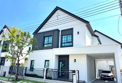 Houses for rent : For rent: Centro Bangna, 4 bedrooms, beautiful, ready to move in, near Mega Bangna shopping center. Interested? Add me on Line @841qqlnr