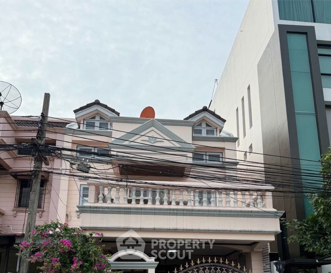 รูป ทาวน์เฮาท์ 7-ห้องนอน ใน บางโคล่ (ID 2104554) - รูปที่ 1/24