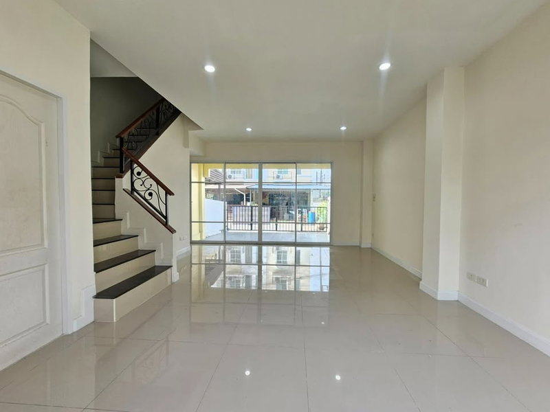 Townhouses for sale : ✨ Townhome for Sale – 35% Below Market Price! ✨