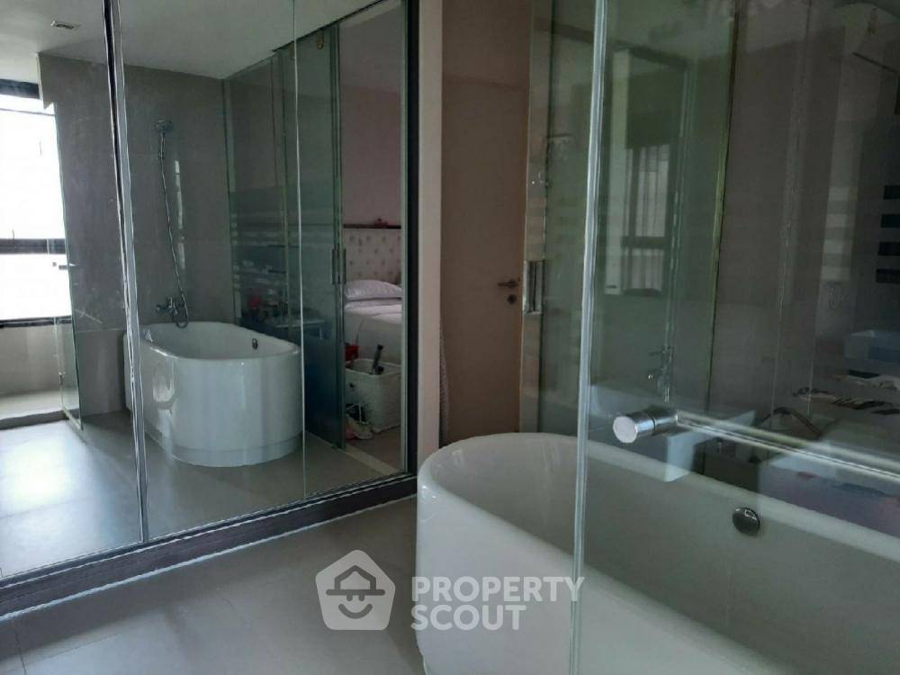 picture 2-BR Condo at Quinn Condo Ratchada 17 near MRT Sutthisan (ID 674343) - 4/23