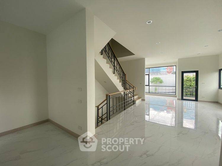 รูป ทาวน์เฮ้าส์ 2-ห้องนอน ใกล้ BTS ห้าแยกลาดพร้าว (ID 2448764) - รูปที่ 9/16