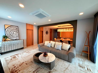 เช่าบ้านเดี่ยว เมกะ บางนา : Centro Bangna มีห้องเเม่บ้าน 4 ห้องนอน 5 ห้องน้ำ 1 ห้องนั่งเล่น 1 ห้องครัว 1 ห้องแม่บ้าน ที่จอดรถ 3 คัน