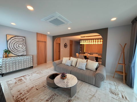 Centro Bangna มีห้องเเม่บ้าน 4 ห้องนอน 5 ห้องน้ำ 1 ห้องนั่งเล่น 1 ห้องครัว 1 ห้องแม่บ้าน ที่จอดรถ 3 คัน