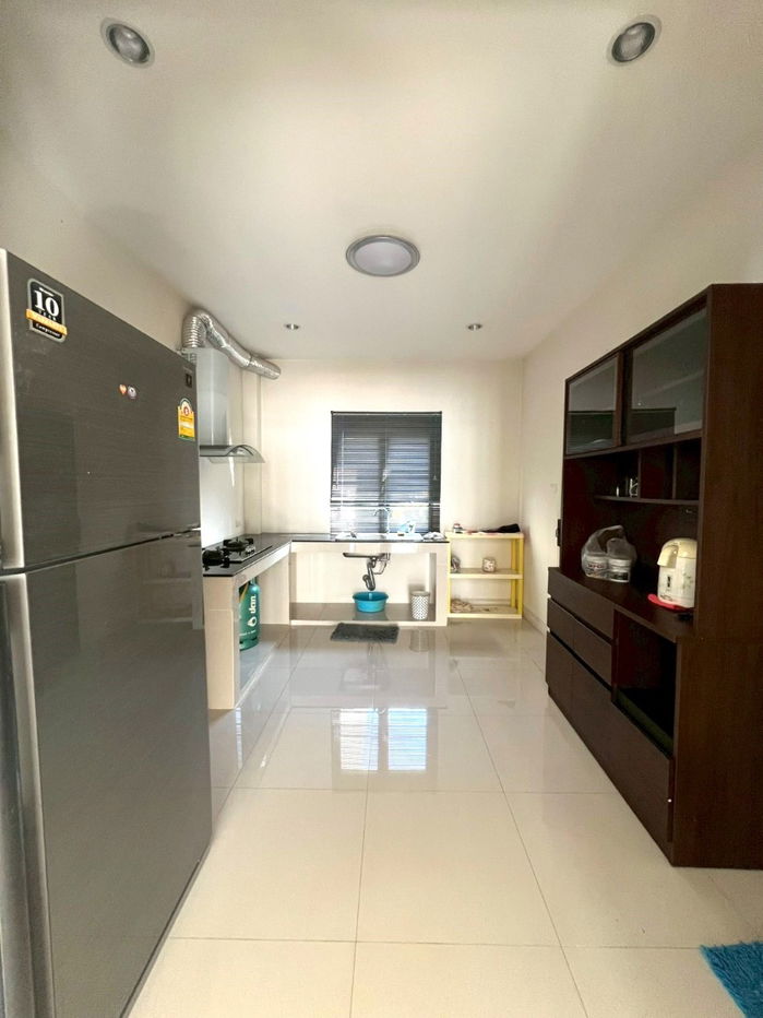 picture  Two storey house for rent with 3 bedrooms,3 toilets and 1 kitchen.  - 6/27