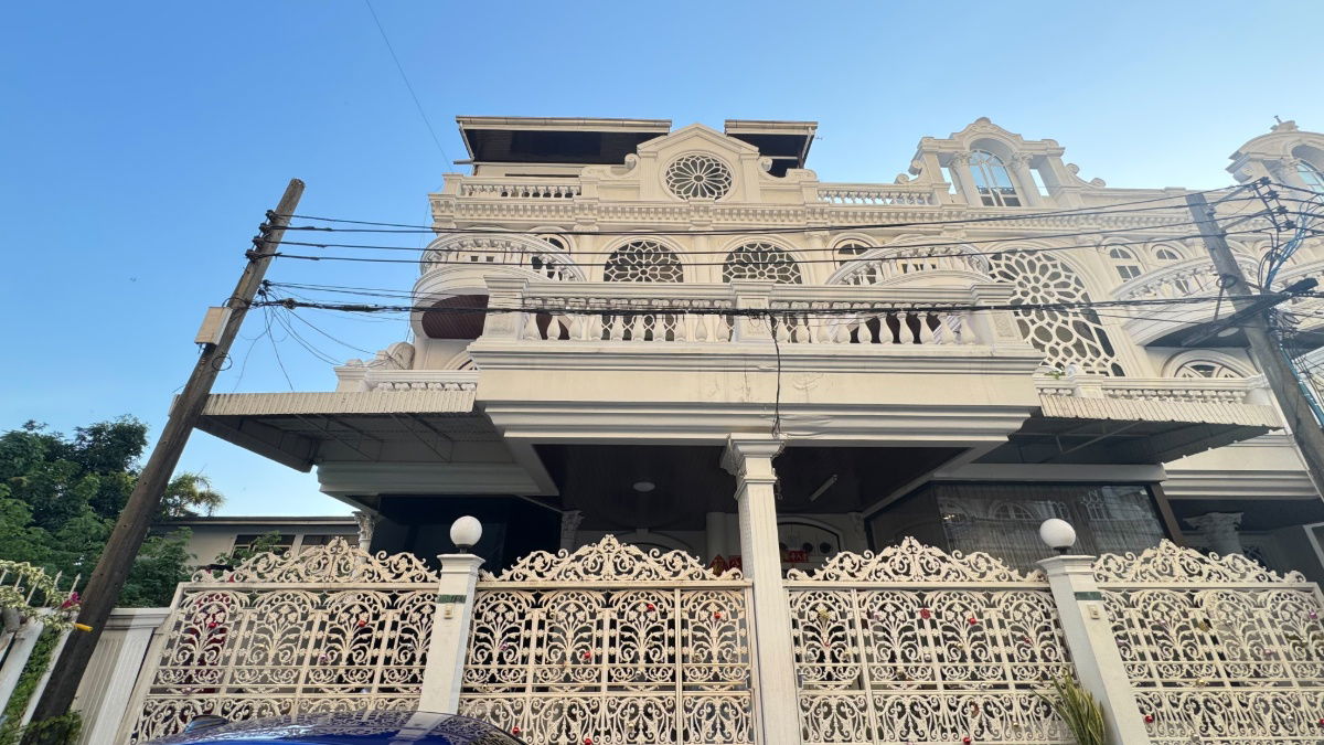 picture 4-storey townhouse, Ekkamai Villa project, Soi Sukhumvit 63, near BTS Ekkamai, only 2 kilometers. - 1/36