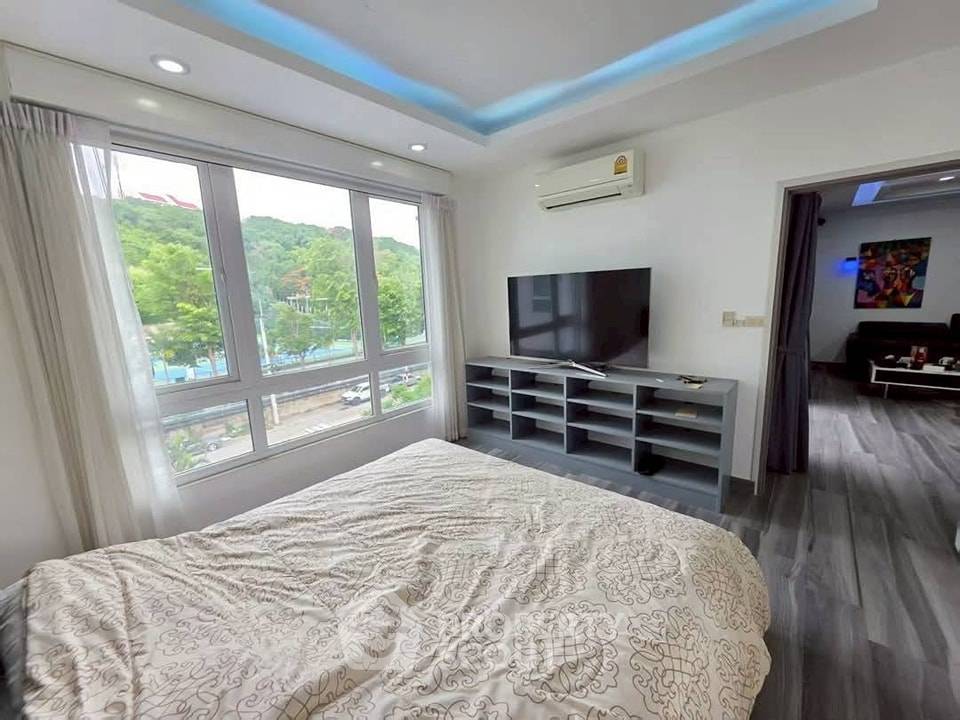 picture 2-BR Condo at The Lofts Phratumnak Condominium close to Phratamnak (ID 2452378) - 9/16