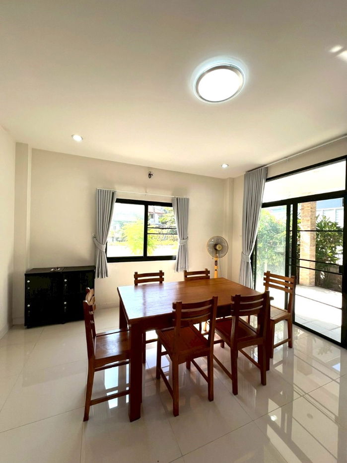 picture  Two storey house for rent with 3 bedrooms,3 toilets and 1 kitchen.  - 4/27