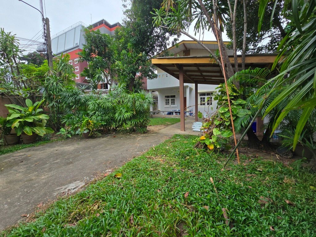 picture Renovated house 2 sto partly furnished with 3 bed plus 1-sto house about 10-15min walk BTS Thong Lo - Ekkamai   - 2/39