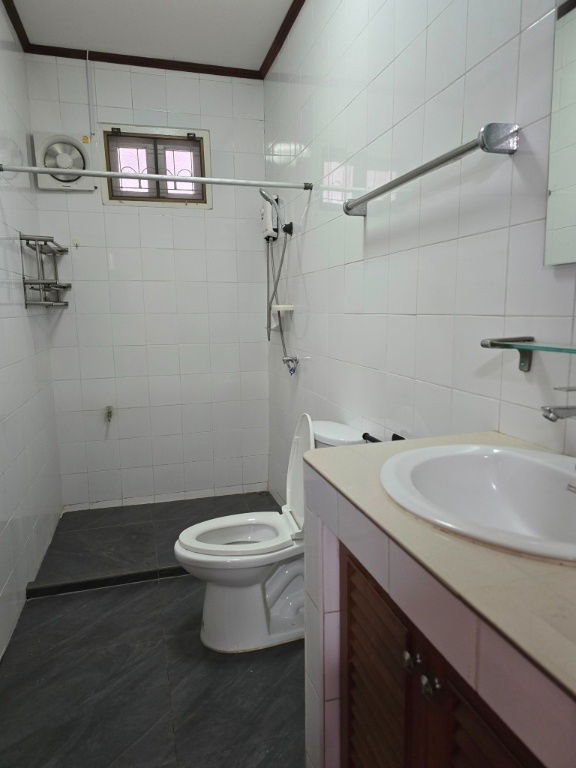picture Renovated house 2 sto partly furnished with 3 bed plus 1-sto house about 10-15min walk BTS Thong Lo - Ekkamai   - 21/39