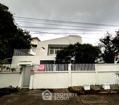 Houses for sale Bangkok : 5-BR House at Amonphan 9 Village in Lat Phrao (ID 2126766)