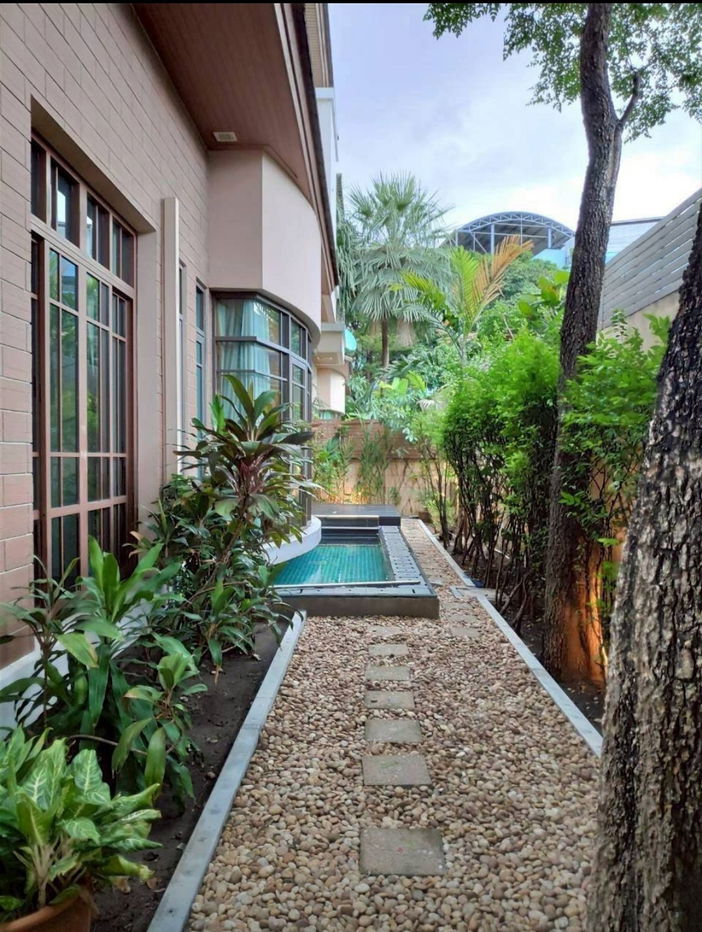 picture  OH1201- Luxury Large House for Rent in the Heart of Sukhumvit, Land 392 sq.m.,4 Bedrooms 5 Bathrooms with Private Swimming Pool, near BTS Phra khanong - 2/8