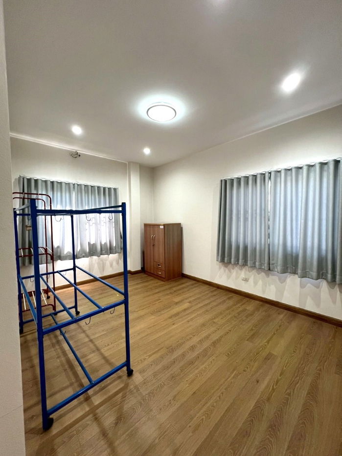 picture  Two storey house for rent with 3 bedrooms,3 toilets and 1 kitchen.  - 18/27