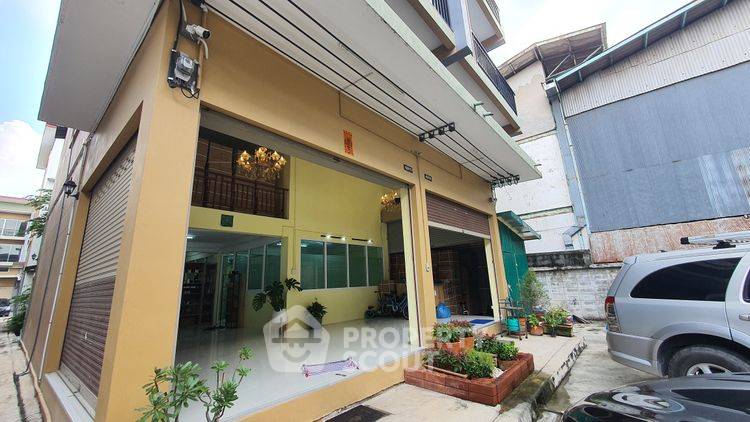 รูป ทาวน์เฮ้าส์ 6-ห้องนอน ใน ท่าข้าม (ID 2432650) - รูปที่ 1/12