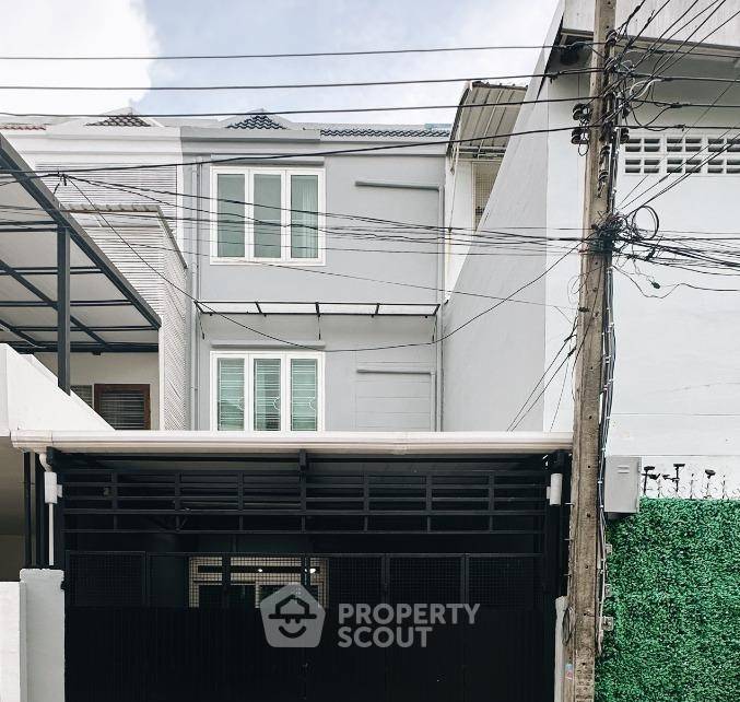 รูป ทาวน์เฮาท์ 4-ห้องนอน ใน ลาดพร้าว (ID 1601318) - รูปที่ 1/4