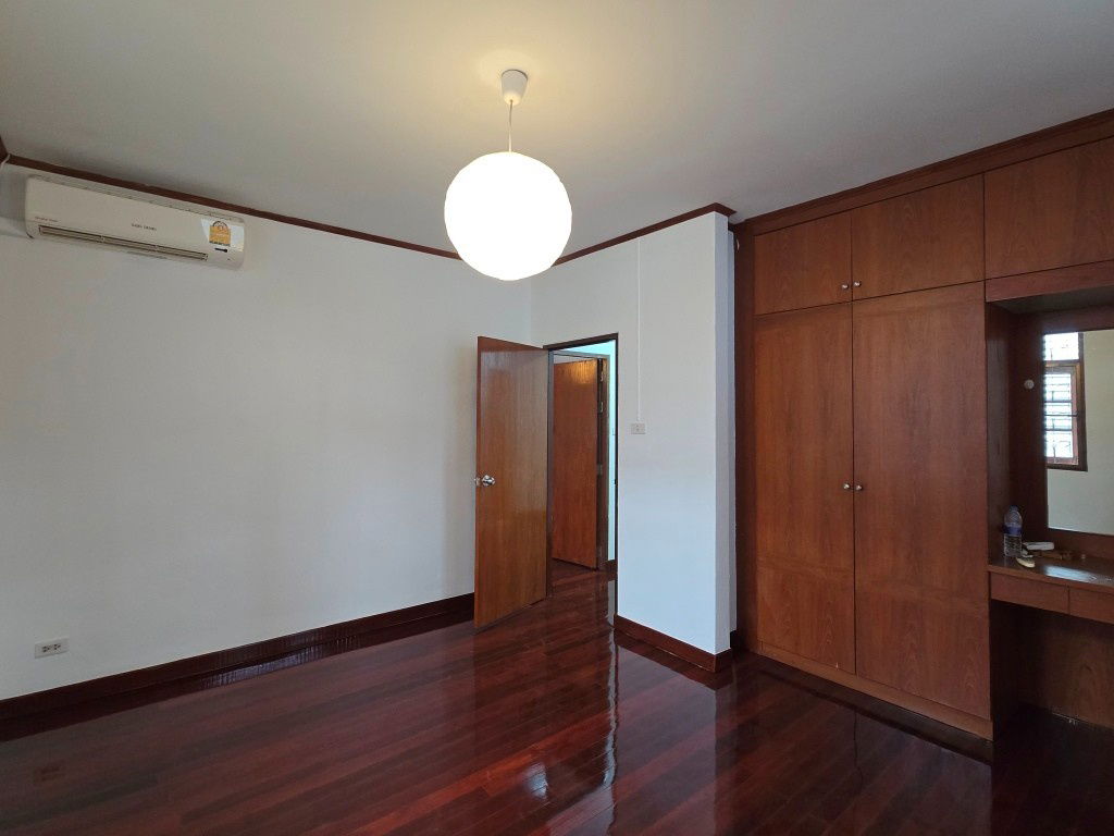 picture Renovated house 2 sto partly furnished with 3 bed plus 1-sto house about 10-15min walk BTS Thong Lo - Ekkamai   - 13/39