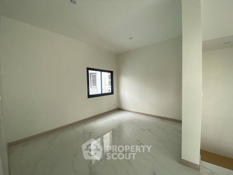 รูป ทาวน์เฮ้าส์ 2-ห้องนอน ใกล้ BTS ห้าแยกลาดพร้าว (ID 2448764) - รูปที่ 8/16