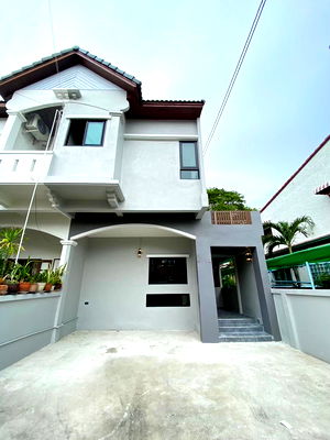 Townhouses for rent MRT Yaek Lam Sali : Townhouse for rent in Ramkhamhaeng (SPSAD3665)