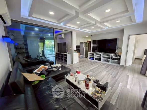 picture 2-BR Condo at The Lofts Phratumnak Condominium close to Phratamnak (ID 2452378) - 2/16