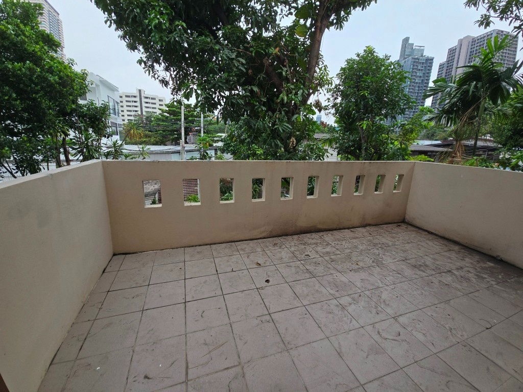 picture Renovated house 2 sto partly furnished with 3 bed plus 1-sto house about 10-15min walk BTS Thong Lo - Ekkamai   - 7/39