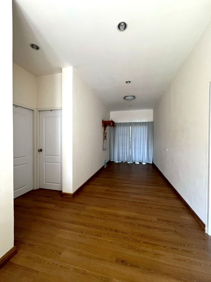 picture  Two storey house for rent with 3 bedrooms,3 toilets and 1 kitchen.  - 13/27