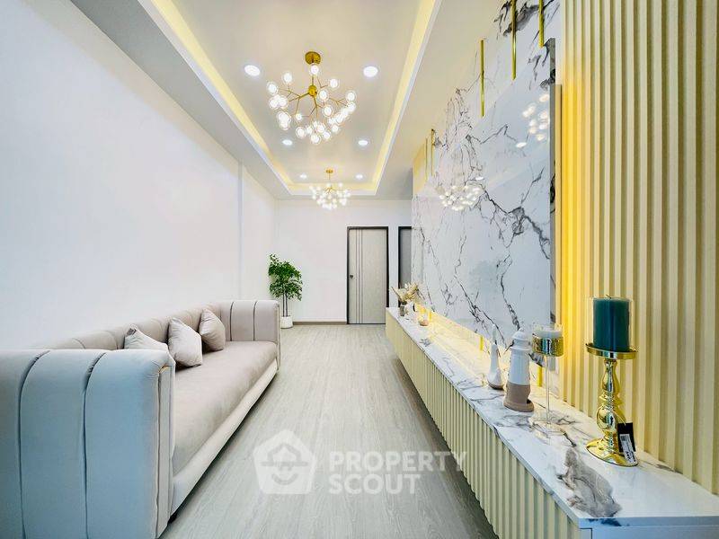 รูป ทาวน์เฮาท์ 3-ห้องนอน ใกล้ พัทยาตะวันออก (ID 2111950) - รูปที่ 2/16