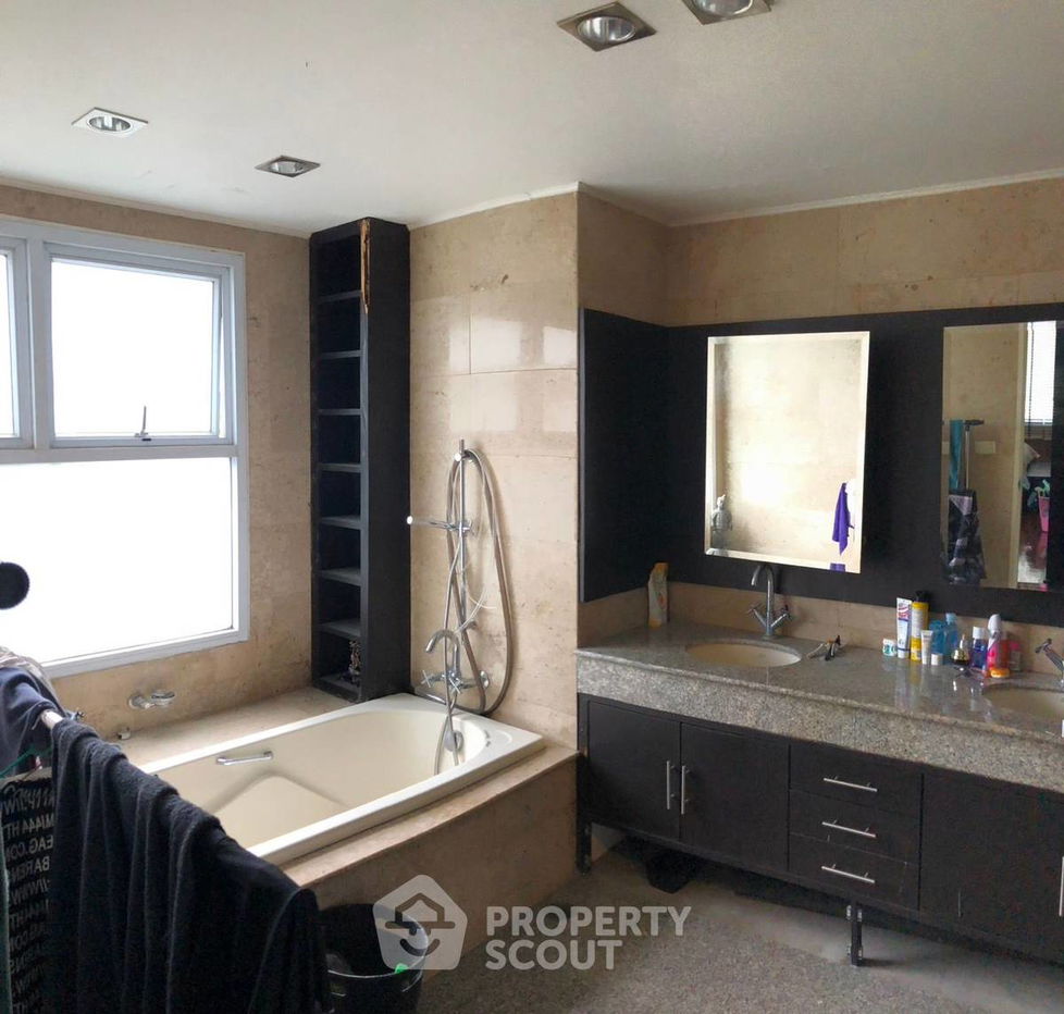 picture 4-BR House near BTS Saphan Khwai (ID 2083325) - 13/33