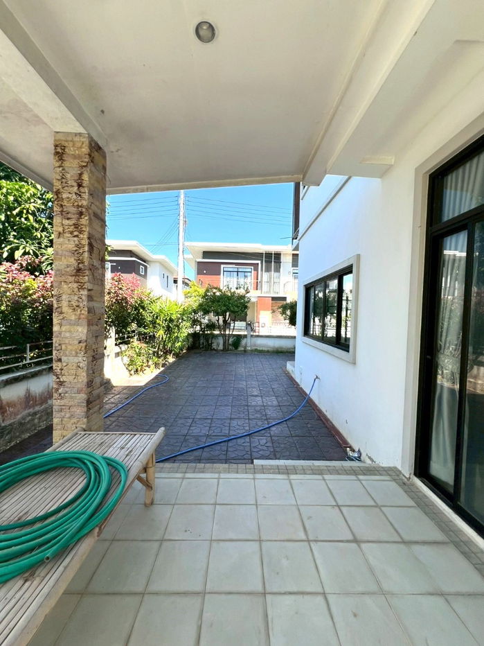 picture  Two storey house for rent with 3 bedrooms,3 toilets and 1 kitchen.  - 21/27