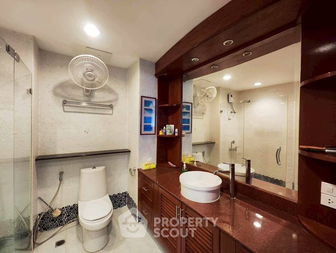 picture 2-BR Condo at View Talay 5 Condominium Jomtien close to Jomtien Beach (ID 2366604) - 6/11