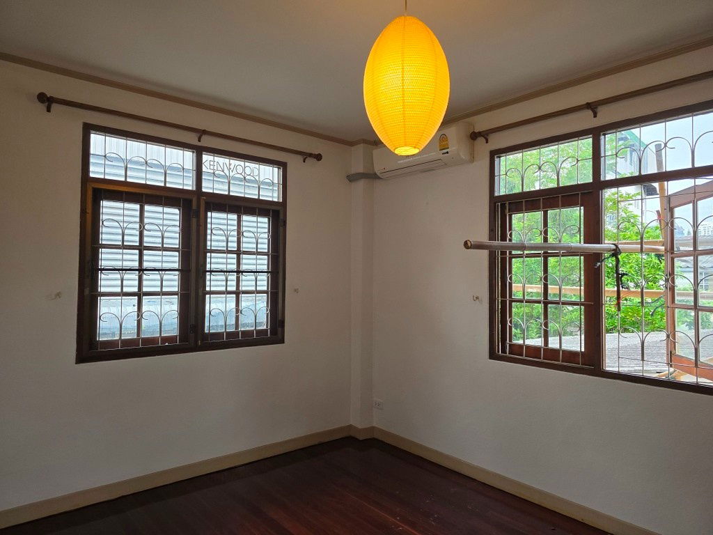 picture Renovated house 2 sto partly furnished with 3 bed plus 1-sto house about 10-15min walk BTS Thong Lo - Ekkamai   - 16/39