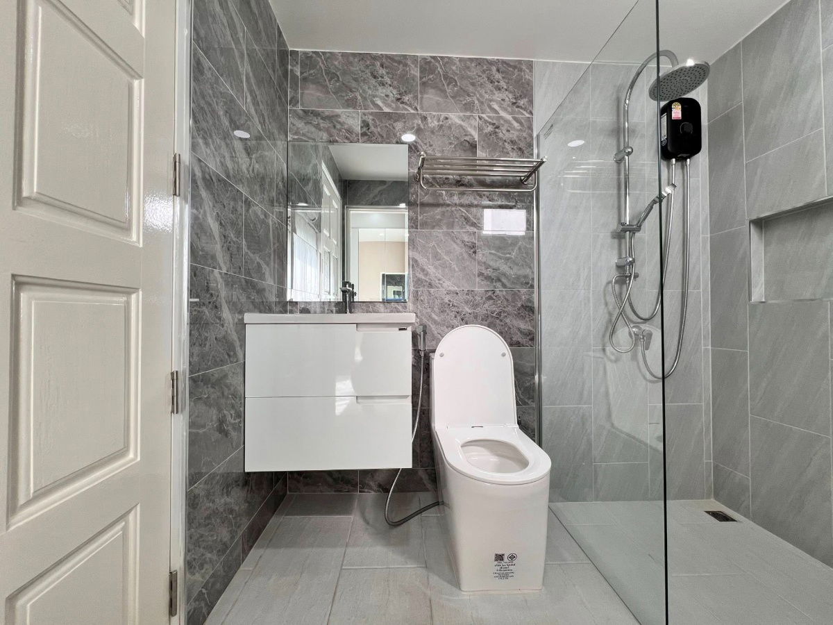 รูป 🏡✨ บ้านเดี่ยวสไตล์โมเดิร์น พร้อมสวนส่วนตัว - รูปที่ 12/27