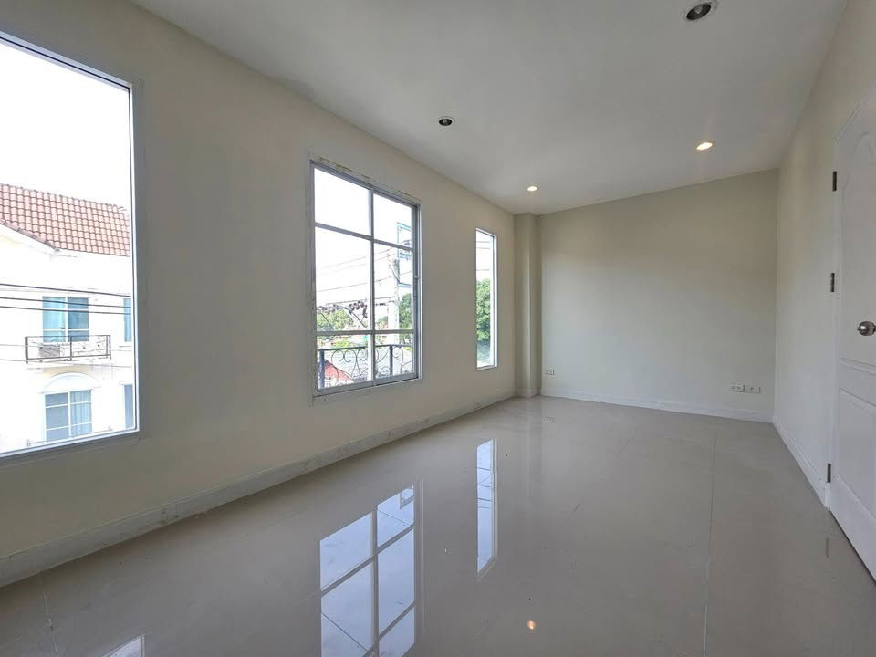 รูป ✨ ขายทาวน์โฮมราคาพิเศษ ถูกกว่าตลาดถึง 35%! ✨ - รูปที่ 5/11