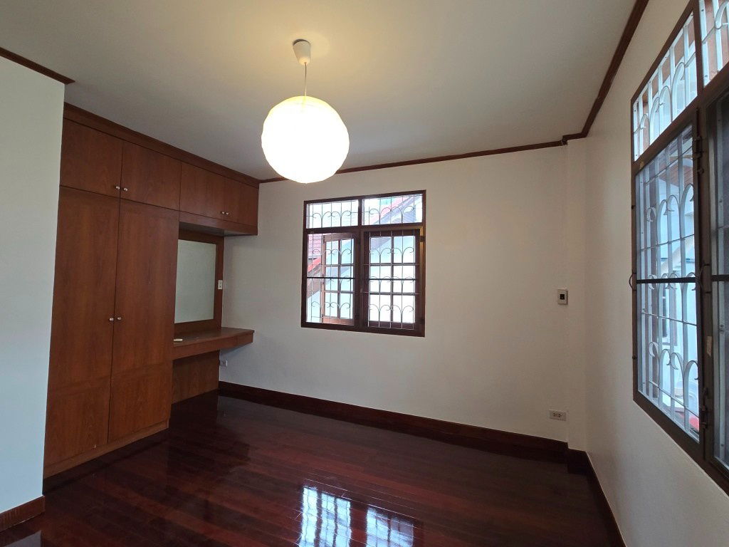 picture Renovated house 2 sto partly furnished with 3 bed plus 1-sto house about 10-15min walk BTS Thong Lo - Ekkamai   - 14/39