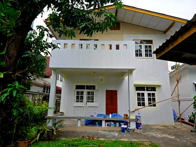 Houses for rent Bangkok : Renovated house 2 sto partly furnished with 3 bed plus 1-sto house about 10-15min walk BTS Thong Lo - Ekkamai  