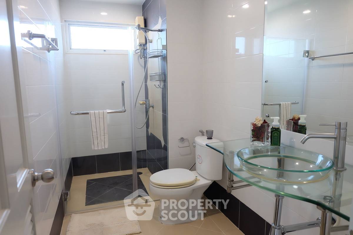 picture 2-BR Condo at Bridge Phaholyothin 37 near BTS Ratchayothin (ID 697548) - 11/18