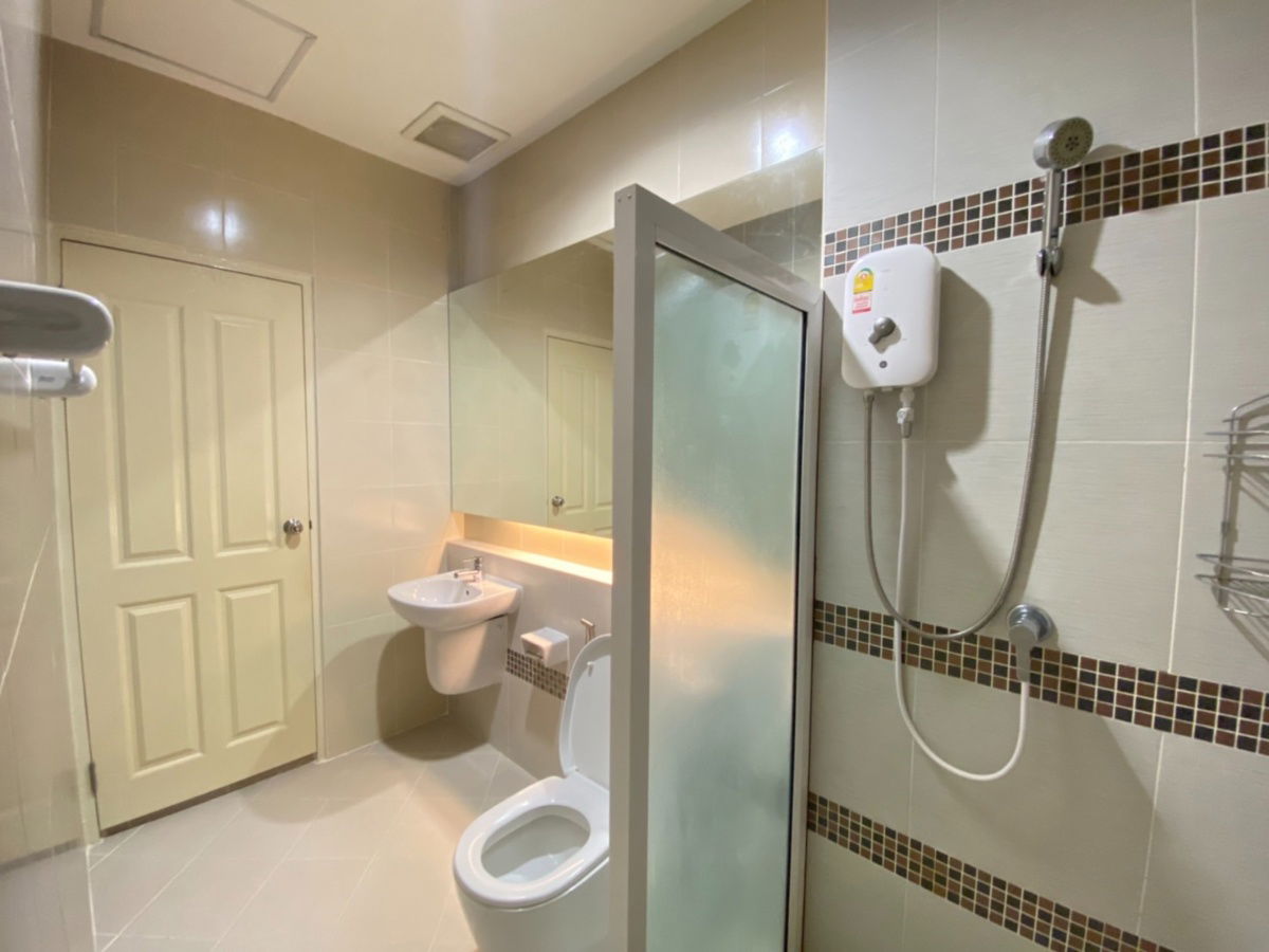 picture Two-story townhouse for sale 3 bedrooms 3 bathrooms and 1 parking. - 10/15