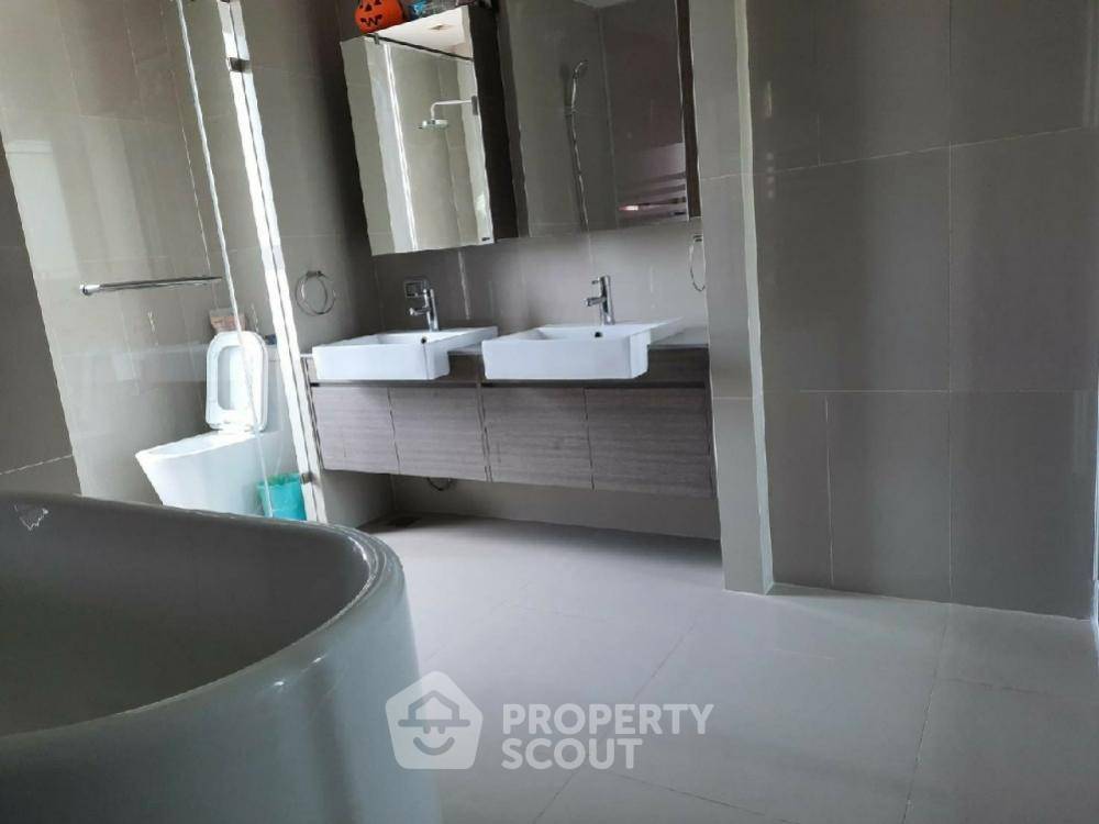 picture 2-BR Condo at Quinn Condo Ratchada 17 near MRT Sutthisan (ID 674343) - 7/23